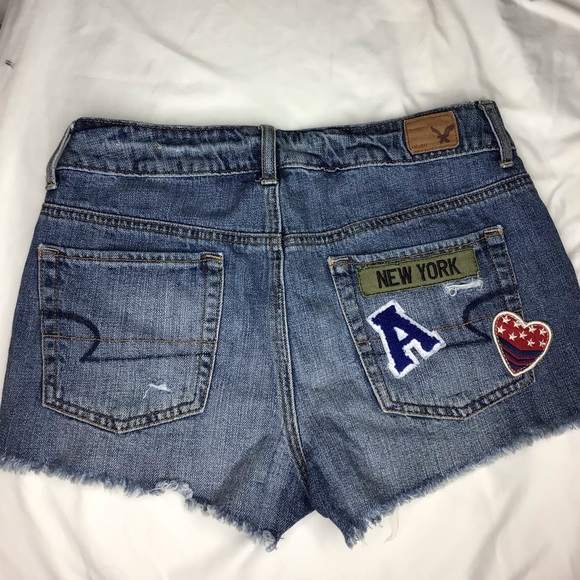AMERICAN EAGLE PATCHED JEAN SHORTS SIZE 4 - Picture 2 of 6